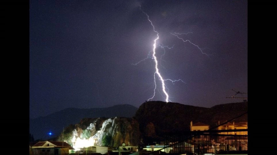 Ένα καλοκαίρι διαφορετικό απ’ τ’ άλλα! 103.000 κεραυνοί, ζεστές θάλασσες και 149 χιλιοστά βροχής στη Νάουσα